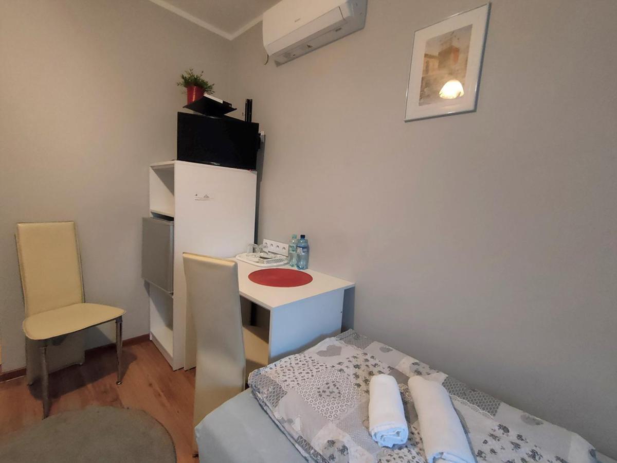 Stajnia Pod Debem Bed & Breakfast Starachowice Exterior photo